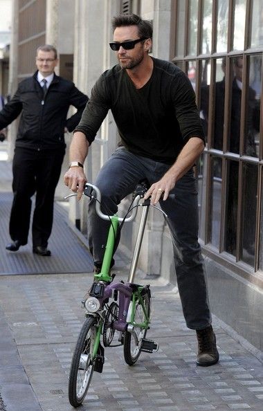 Hugh-Michael-Jackman-bycicle-green